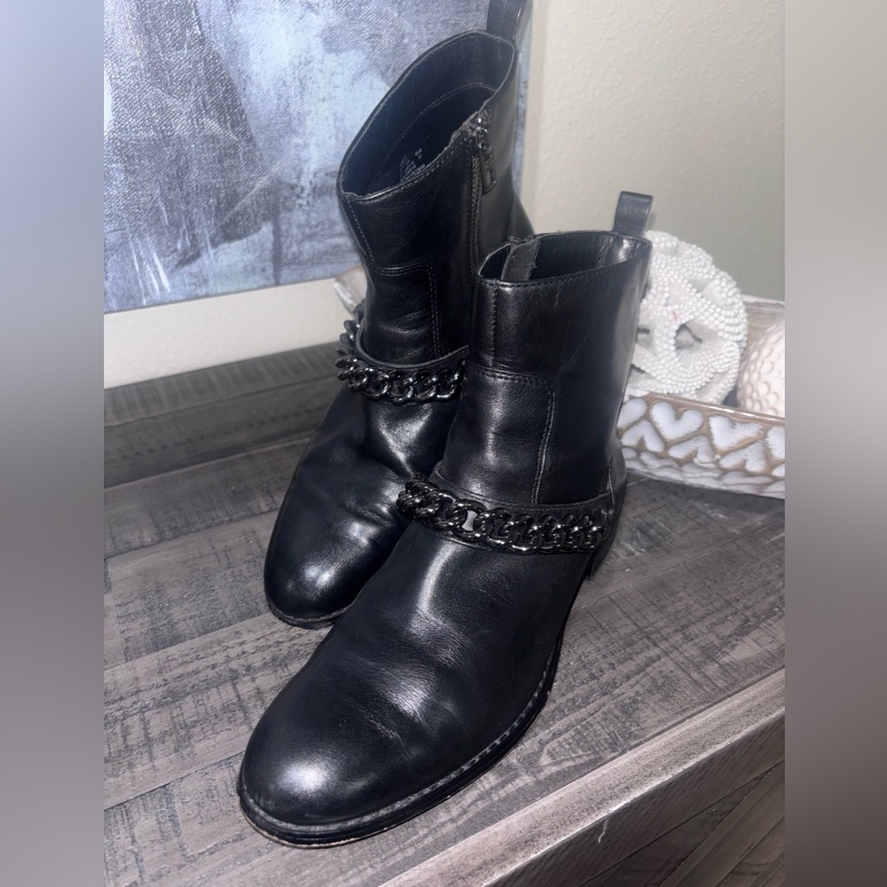 COACH ADELLA CALF LEATHER CHAIN WOMENS FLAT ANKLE BOOT SHOES sZ 7 - Picture 2 of 11